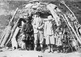 Kronprins Gustav Adolf och. Kronprinsessan Louise på besök i  Polnoviken .
Polnoviken ligger i närheten av Stora Sjöfallets nationalpark i Lappland.
Det kungliga sällskapet omges av samefamiljen Nikolas Tjoggi
med systern Ellen och sonen Tomas Tjoggi.
Sällskapet poserar framför en typisk lappkåta.