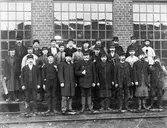 Verkstadspersonal i Bollnäs, (SJ).
Vid järnvägsspåret mellan Holmsveden och Bollnäs.