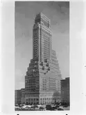 Målning föreställande Fred F. French Building på 45th Street at 551 Fifth Avenue, Manhattan, New York City. 
1928 flyttade SJ Resebyrå sin New York-verksamhet från 52 Vanderbilt Avenue till den avbildade byggnaden där den huserade under namnet 'Swedish State Railways Travel Information Bureau' fram till 1934 då man lade ner verksamheten i New York.