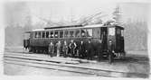 DjB, första typen av motorvagn
Denna motorvagn levererades 1893.
År 1892 inköpte Stockholm - Roslagen Järnvägar  (SRJ) bibanan
Djursholms Ösby - Kohagsviken, (nu Framnäsviken) och i slutet av 
samma år tecknades elektrifieringskontrakt  med den engelska firman
Mather & Platt i Manchester. 
Detta innebar starten för Djursholmsbanan.