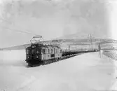 Statens Järnvägar, SJ malmtåg med lok Oa 13/14 o 40 godsvagnar. (Dubbellok).          
Tillverkad av: Siemens 1915 
Ram och vagnkorg byggd i Falun. Byggd för att användas på malmbanan Kiruna-Riksgränsen-Narvik. Littreratt O till 1919.











Kiruna-Riksgränsen-Narvik. Littreret O till 1919.


















Fast kopplat med SJ Oa 14. Slopad 1957. Skrotad 1959 i Notviken.