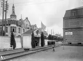 Del av Statens Järnvägars utställning vid södra torget i Nässjö under 1922 års hantverks- och industriutställning. Till höger i bild syns tidigare Folkskolan där SJ också disponerade utrymme under  Nässjöutställningen.