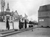 Del av Statens Järnvägars utställning vid södra torget i Nässjö under 1922 års hantverks- och industriutställning. Till höger i bild syns tidigare Folkskolan där SJ också disponerade utrymme under  Nässjöutställningen.