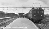 Statens Järnvägar, SJ D-lok med persontåg, vid Göteborg centralstation.