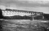 Tåg på bron över Indalsälven.