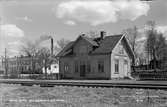 Stora Mellby station.  I bakgrunden syns mejeriet.