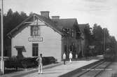 Kungsörs Järnvägsstation. Emil Erikssons Bokhandel, Kungsör.