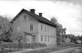 Järnvägsstationen i Kärrgruvan. Stationshuset i bakgrunden.