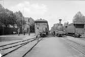 Järnvägsstationen i Sjövik. Västergötland - Göteborgs Järnväg, VGJ lok 19.