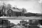 Järnvägsstationen i Götene. Lidköping - Håkantorps Järnväg, HLJ-tåg. Tvådelad bild.