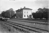 Norrtälje station. På spåret syns Stockholm - Roslagens Järnvägar, SRJ G 427, SRJ G 469.