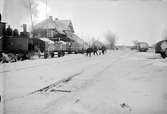 Snöskottning vid Färjestaden station. På spåret står Södra Ölands Järnväg, SÖJ lok 4.