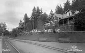 Vistakulle station. Byggnaden på bilden var det ursprungliga stationshuset, men byggdes 1901 om till Vistakulles Turisthotell. Man byggde då istället en ny mindre station, till vänster och utanför bild om fotografen.