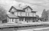 Hällnäs station. Stationshuset är av typen Hällnäsmodellen och är ritat av den dåvarande chefsarkitekten vid Statens Järnvägars arkitektkontor, Adolf Wilhelm Edelsvärd.