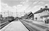 Vännäs station. På spåret står ett ellok tillhörande Statens Järnvägar, SJ Mg 604.