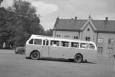 Volvo B 10-buss tillverkad för G Höijs bilfirma, Vänersborg. Karossen tillverkad av Aktiebolaget Svenska Järnvägsverkstäderna, ASJ. Leveransfoto.