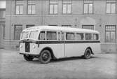 Volvo-buss för A Svensson, Älmeboda. Karossen tillverkad av Aktiebolaget Svenska Järnvägsverkstäderna, ASJ. Leveransfoto.