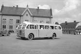 Volvo B 10-buss. Fotograferad på torget vid stadshuset i Linköping före leverans till G Höijs Bilfirma, Vänersborg. Karossen tillverkad av Aktiebolaget Svenska Järnvägsverkstäderna, ASJ.