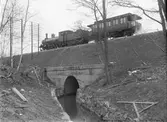 Ånglok, SJ Cc 618, och inspektionsvagn, SJ C1 898, tillhörande Statens Järnvägar vid nybyggd kulvert.
