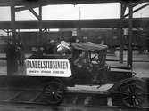 En av Göteborgs Handels- och Sjöfartstidningens motordressiner som användes för tidningsdistribution. Här lastas den med tidningar inne på Göteborgs station.