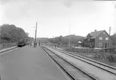 Järnvägsstationen i Lindome sedd från plattformen.