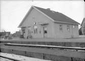 Stationshuset i Raus sett från bangården.