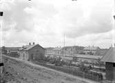 Markaryds båda stationshus. Till vänster Hässleholm - Markaryds, HMJ, stationshus. Till höger Skåne - Smålands Järnvägs, SSJ, stationshus Markaryd Västra.