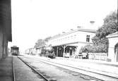 Karlskrona - Växjö Järnväg, CWJ lok 19 med tåg vid stationen.