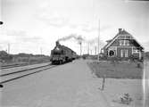 TJ lok 1 med tåg vid stationen. Stationen byggdes 1906. Loket tillverkades 1906.