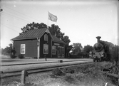 ROJ, (Ruda - Oskarshamn Järnväg)  lok 5 på stationen
Station anlagd 1905. Envånings stationshus i trä, byggt i vinkel