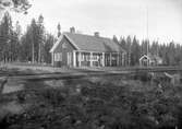 Stationen
Hållplats anlagd 1922. Envånings stationshus i trä