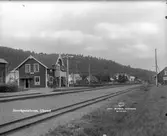 T semafor
Station öppnad 27.9.1894. Stationshus med två våningar i trä. Nedlagd 31.10.1959. Stationshuset kvar 1988, men kraftigt ombyggt. När VbÄJ,(Varberg - Ätran Järnväg)  anslöt 1911 uppfördes ett järnvägshotell .Station anlagd 1896. En- och en halvvånings stationshus i trä.