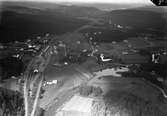 Flygfoto över stationen
Station öppnad 27.9.1894. Stationshus med två våningar i trä. Nedlagd 31.10.1959. Stationshuset kvar 1988, men kraftigt ombyggt. När VbÄJ ,(Varberg - Ätran Järnväg) anslöt 1911 uppfördes ett järnvägshotell .Station anlagd 1896. En- och en halvvånings stationshus i trä.