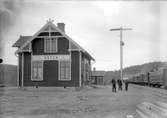 Anten järnvägsstation. På bilden syns stationsinspektor Olof Westergren, som jobbade under perioden 1900-1910.