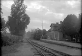 VGJ ,(Västergötland - Göteborg Järnväg) lok 5 med tåg
Trafikplats anlagd 1899. Stationshus i en och en halv våning i trä. 1937 företogs en utbyggnad för att skaffa plats för Pressbyråns kiosk och en bostadslägenhet.