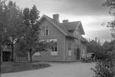 Trafikplats anlagd 1899. Stationshus i en och en halv våning i trä. Moderniserad 1939 och renoverad 1949.