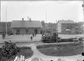 Tåg på ingång till stationen
Trafikplats anlagd 1889. Envånings stationshus i tegel.