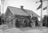 Stationen med inspektor Ahlberg  T semafor
Hållplats anlagd 1889. Stationshus i en våning i tegel. Moderniserad 1940.
