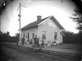 Stationen och stins Sandström
T semafor
Station öppnad 1874. 1932 nedklassad till håll- och lastplats under Mariestad. Envånings stationshus i trä. Tillbyggnad av bagagerummet 1944.