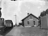 Tåg med sommarvagn.  T semafor
Station anlagd 1895. Stationshuset, envånings, putsat, utökades med en mindre tillbyggnad 1920