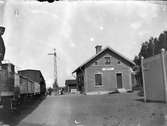 Tåg med sommarvagn.  T semafor
Station anlagd 1895. Stationshuset, envånings, putsat, utökades med en mindre tillbyggnad 1920