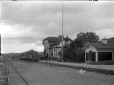 NHJ lok 3 med tåg  ,(Norra Hälsingsland Järnväg)
Station anlagd 1896. Tvåvånings stationshus i trä