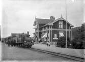 NHJ lok 2 med tåg ,(Norra Hälsingsland Järnväg)
Station anlagd 1896. Tvåvånings stationshus i trä