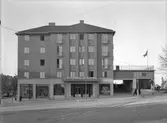 Stationen började anläggas 1884 och året därpå kunde en provisorisk stationsbyggnad i trä tas i bruk. Vid denna tid fanns även godsmagasin och lokstall. 1915-16 blev det skilda bangårdar för el- och ångtrafik. (eldriften två spår på bangårdens östra sida). 1918 nytt ställverk med signalsäkerhetsanläggning. 7/10 1932 öppnades den nya stationen. Nytt elektriskt ställverk togs i bruk 22/7 1941.Lokstall byggt 1886