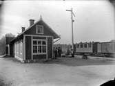 T semafor
Stationen anlades 1874 och ombygdes 1923, varvid expitionslokalerna och bostadslägenheten moderniserades. Bostadslägenheten har fyra rum och kök. Stationshus i en våning i trä