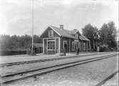 Stationen anlades 1874 och ombygdes 1923, varvid expitionslokalerna och bostadslägenheten moderniserades. Bostadslägenheten har fyra rum och kök. Stationshus i en våning i trä