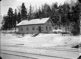 Trafikplats anlagd 1879. Envånings stationshus i trä, moderniserad 1944