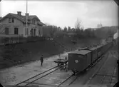 Trafikplats anlagd 1879. En- och enhalvvånings putsat stationshus. Expeditionslokaler och bostadslägenhet moderniserade 1945 En hållplatskur flyttades hit, troligen från Ekenberg. Denna flyttades sedan vidare till Hjorted, varefter en kur helt i trä utan vägg mot banan sattes upp i Falerum