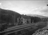 Stationshuset har brunnit ned. Stationen anlades 1891. 
Tvåvånings stationshus i trä.