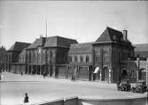 Stationen byggtd1856 - 57. Arkitekt Edelsvärd. Stationen hade banhall 1856 - 1923. Ombyggt 1923 o 1930.
Om- och tillbyggnad av stationens spårsystem gjordes 1927-30 inför BJs överflyttning av sin persontrafik till centralstationen 15 maj 1930.
(Bergslagernas Järnväg )